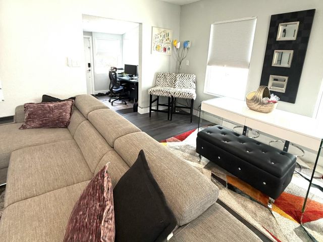 Дом в аренду по адресу 615 SW 9 Street - фото 5760301