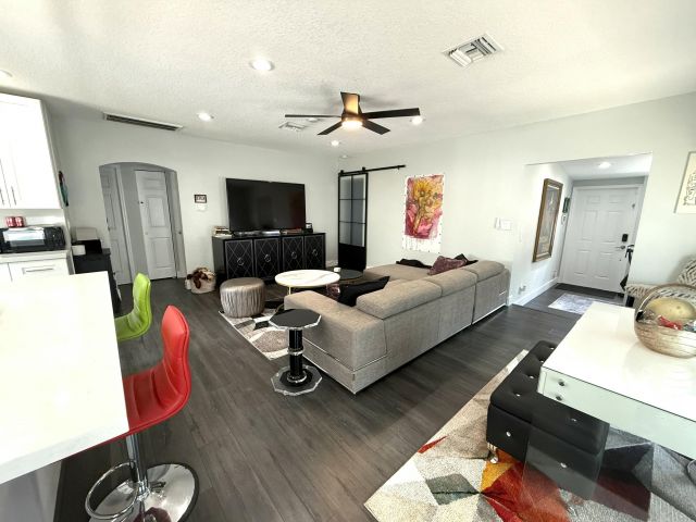 Дом в аренду по адресу 615 SW 9 Street - фото 5760303