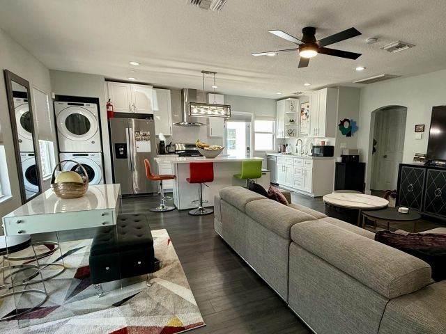 Дом в аренду по адресу 615 SW 9 Street - фото 5760304