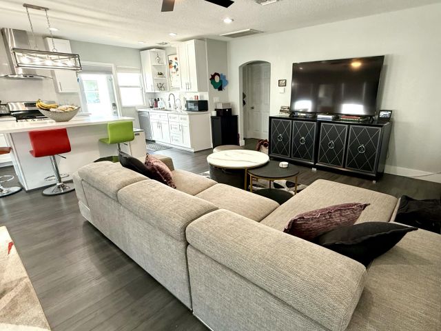 Дом в аренду по адресу 615 SW 9 Street - фото 5760314