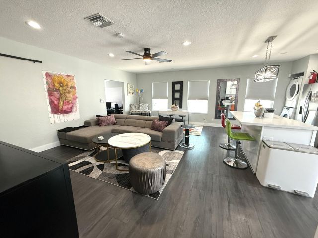 Дом в аренду по адресу 615 SW 9 Street - фото 5760315