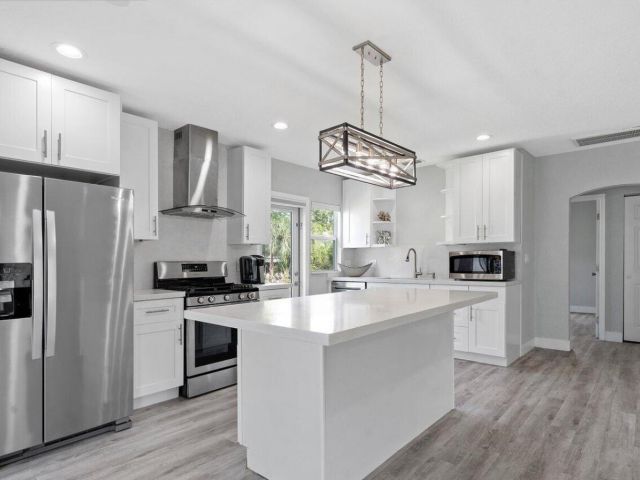 Дом в аренду по адресу 615 SW 9 Street - фото 5760316