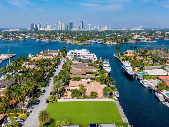 Продажа дома по адресу 2455 Del Lago Dr - фото 5760299