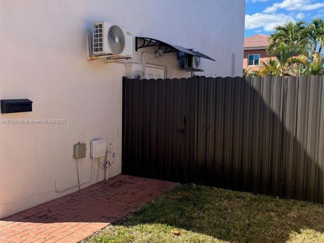 Продажа дома по адресу 15675 SW 16th St - фото 5742672