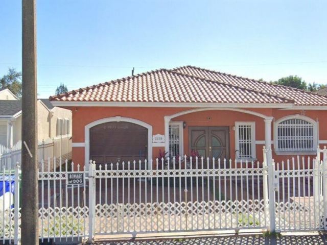 Продажа дома по адресу 2250 SW 4th St - фото 5829739