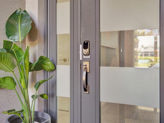 Продажа дома по адресу 7650 Francisca Club Lane - фото 6595500