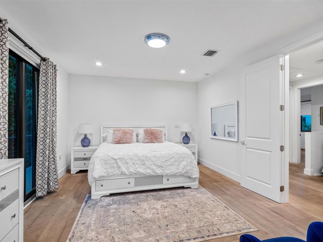 Продажа дома по адресу 605 NE 15th Ave - фото 5802922