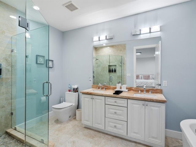 Продажа дома по адресу 605 NE 15th Ave - фото 5802923