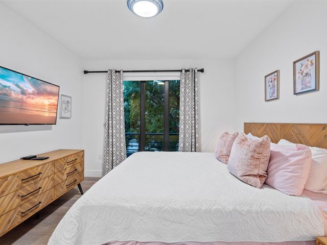 Продажа дома по адресу 605 NE 15th Ave - фото 5802924