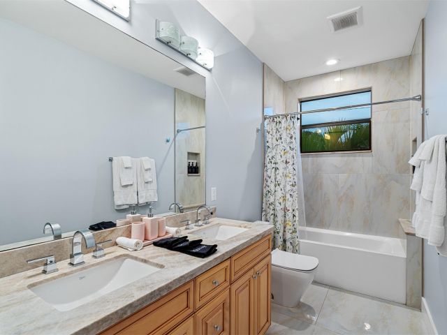 Продажа дома по адресу 605 NE 15th Ave - фото 5802925