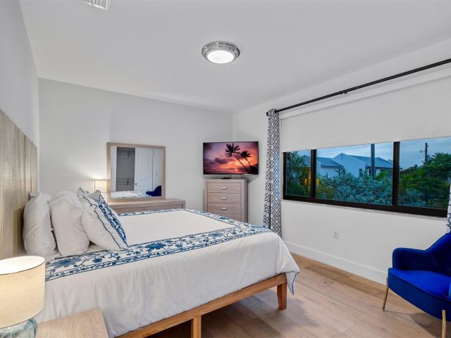 Продажа дома по адресу 605 NE 15th Ave - фото 5802929