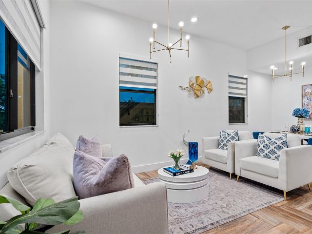 Продажа дома по адресу 605 NE 15th Ave - фото 5802930