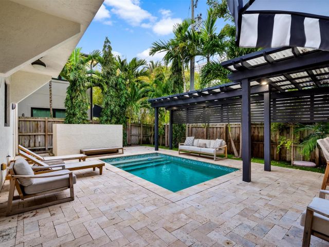 Продажа дома по адресу 605 NE 15th Ave - фото 5802931