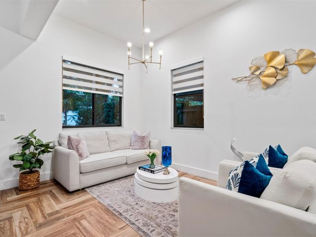 Продажа дома по адресу 605 NE 15th Ave - фото 5802932