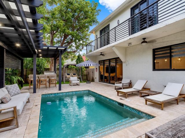 Продажа дома по адресу 605 NE 15th Ave - фото 5802934