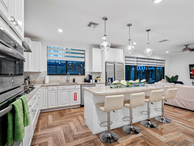 Продажа дома по адресу 605 NE 15th Ave - фото 5802937