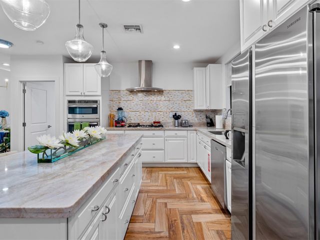 Продажа дома по адресу 605 NE 15th Ave - фото 5802938