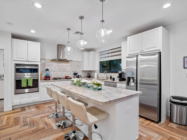 Продажа дома по адресу 605 NE 15th Ave - фото 5802939