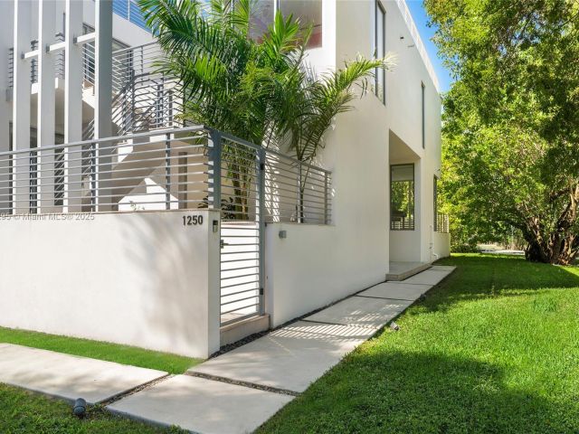 Продажа дома по адресу 1250 N Venetian Way - фото 5767832