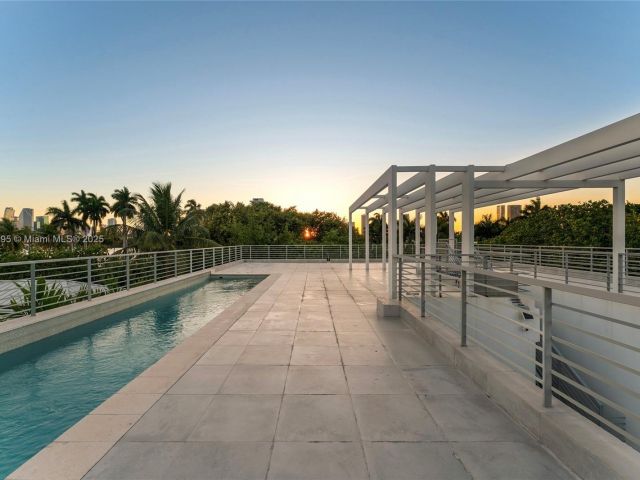 Продажа дома по адресу 1250 N Venetian Way - фото 5767841