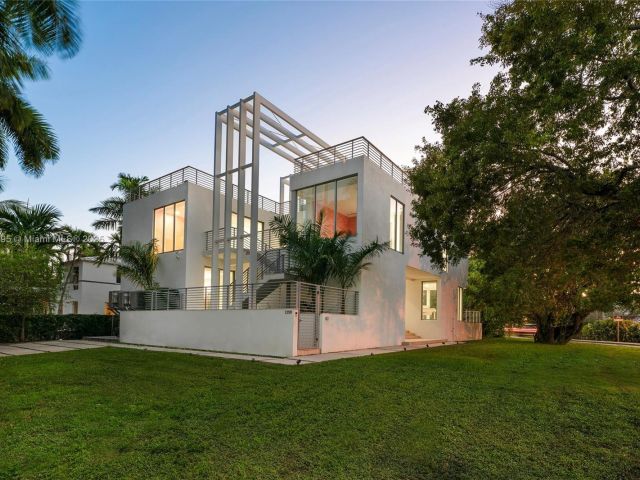 Продажа дома по адресу 1250 N Venetian Way - фото 5767846