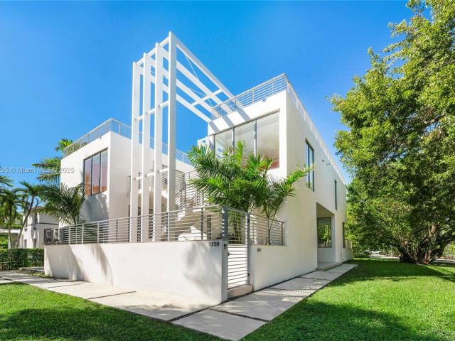 Продажа дома по адресу 1250 N Venetian Way - фото 5767849