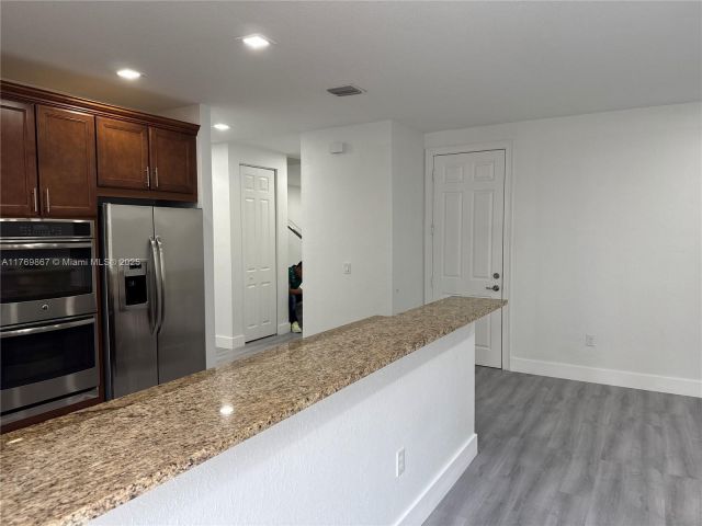 Продажа дома по адресу 9840 NW 86th Ter - фото 5779045