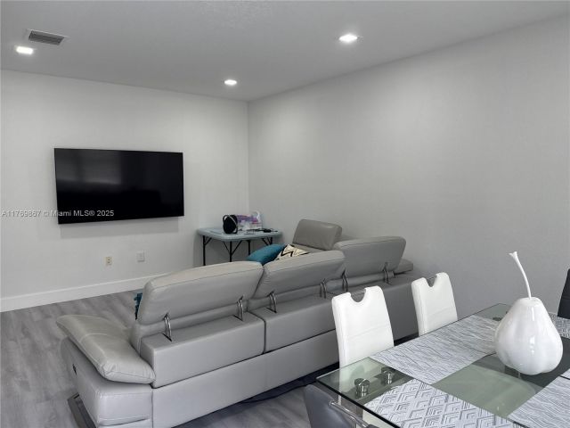 Продажа дома по адресу 9840 NW 86th Ter - фото 5779046