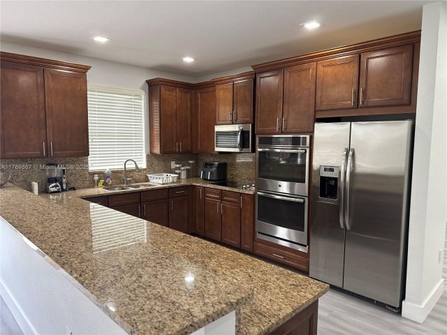 Продажа дома по адресу 9840 NW 86th Ter - фото 5779048