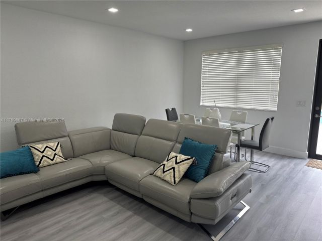 Продажа дома по адресу 9840 NW 86th Ter - фото 5779049