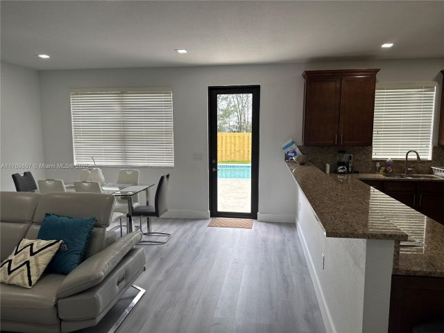 Продажа дома по адресу 9840 NW 86th Ter - фото 5779050