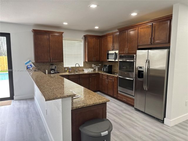 Продажа дома по адресу 9840 NW 86th Ter - фото 5779051