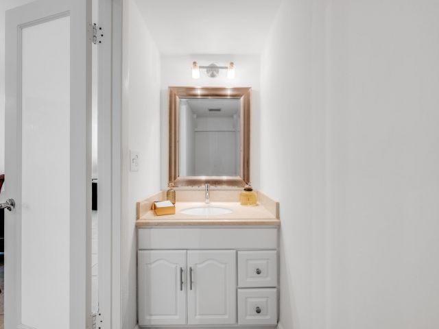 Продажа дома по адресу 547 NE 7th Ave 3A - фото 5771424