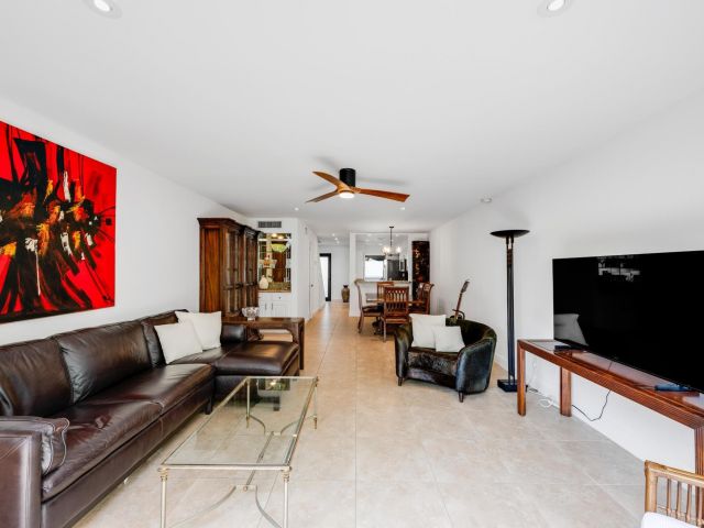 Продажа дома по адресу 547 NE 7th Ave 3A - фото 5771426