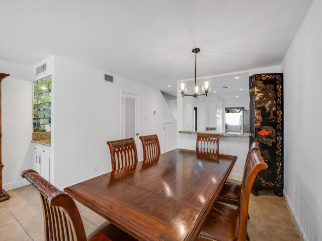 Продажа дома по адресу 547 NE 7th Ave 3A - фото 5771431