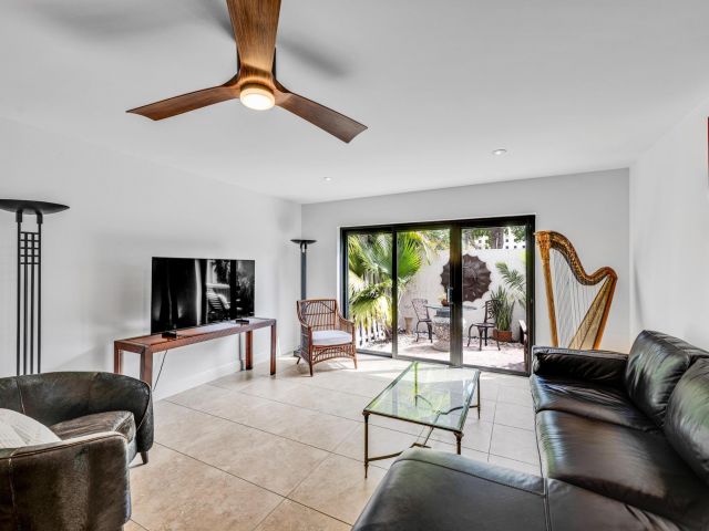 Продажа дома по адресу 547 NE 7th Ave 3A - фото 5771432