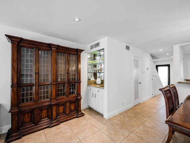 Продажа дома по адресу 547 NE 7th Ave 3A - фото 5771434