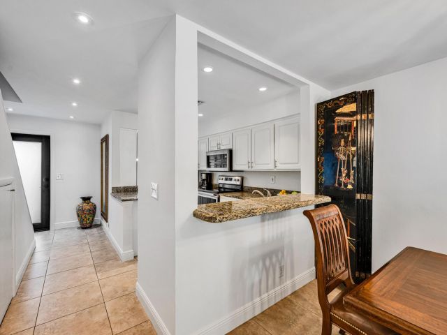 Продажа дома по адресу 547 NE 7th Ave 3A - фото 5771436