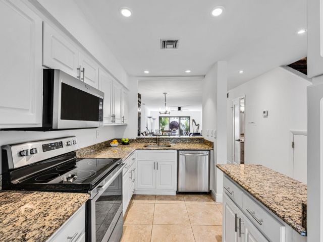 Продажа дома по адресу 547 NE 7th Ave 3A - фото 5771437