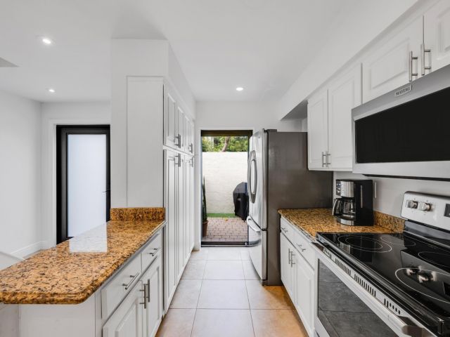 Продажа дома по адресу 547 NE 7th Ave 3A - фото 5771438