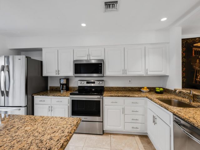 Продажа дома по адресу 547 NE 7th Ave 3A - фото 5771439