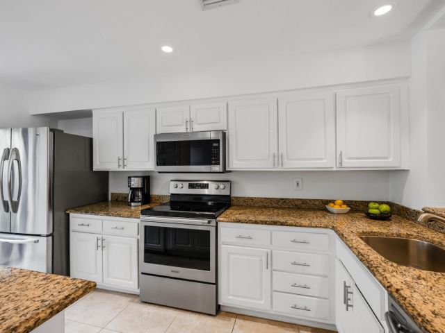 Продажа дома по адресу 547 NE 7th Ave 3A - фото 5771440