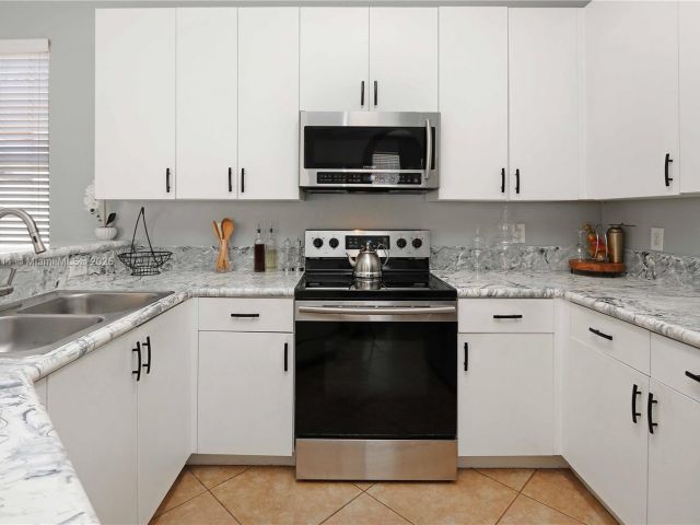 Продажа дома по адресу 2250 NE 37th Rd - фото 5845179