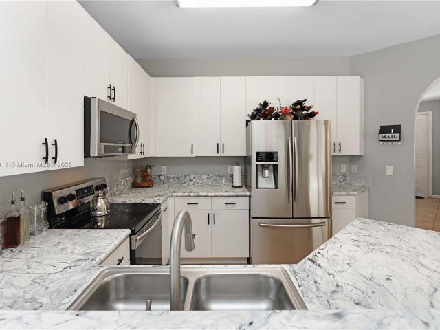 Продажа дома по адресу 2250 NE 37th Rd - фото 5845180