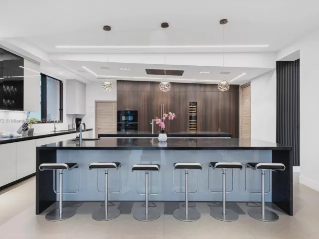 Дом в аренду по адресу 1400 Bayview Dr - фото 5772197