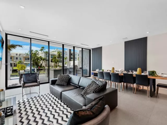 Дом в аренду по адресу 1400 Bayview Dr - фото 5772199