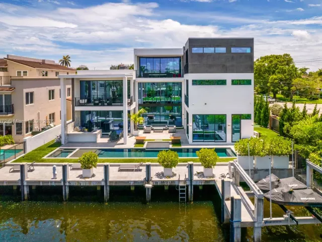 Дом в аренду по адресу 1400 Bayview Dr - фото 5772204