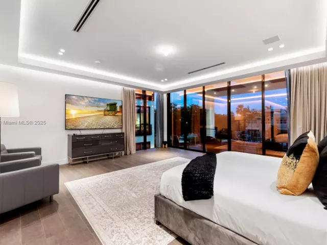 Дом в аренду по адресу 1400 Bayview Dr - фото 5772187