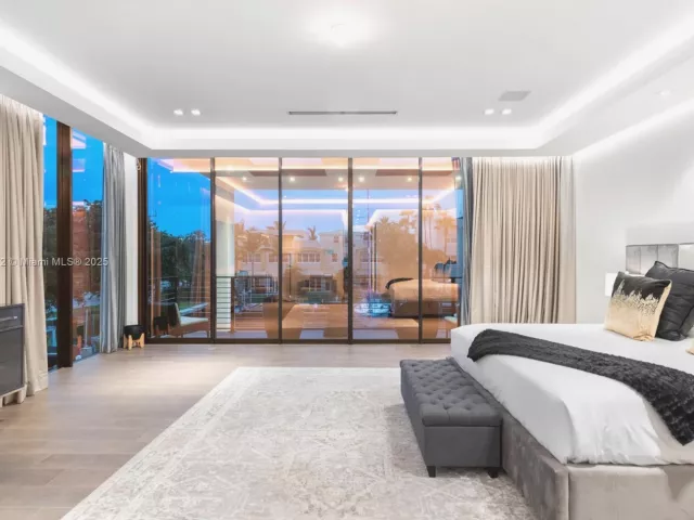 Дом в аренду по адресу 1400 Bayview Dr - фото 5772188