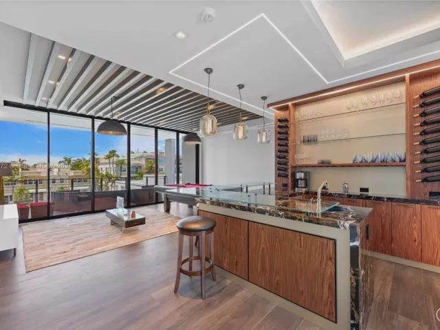 Дом в аренду по адресу 1400 Bayview Dr - фото 5772192